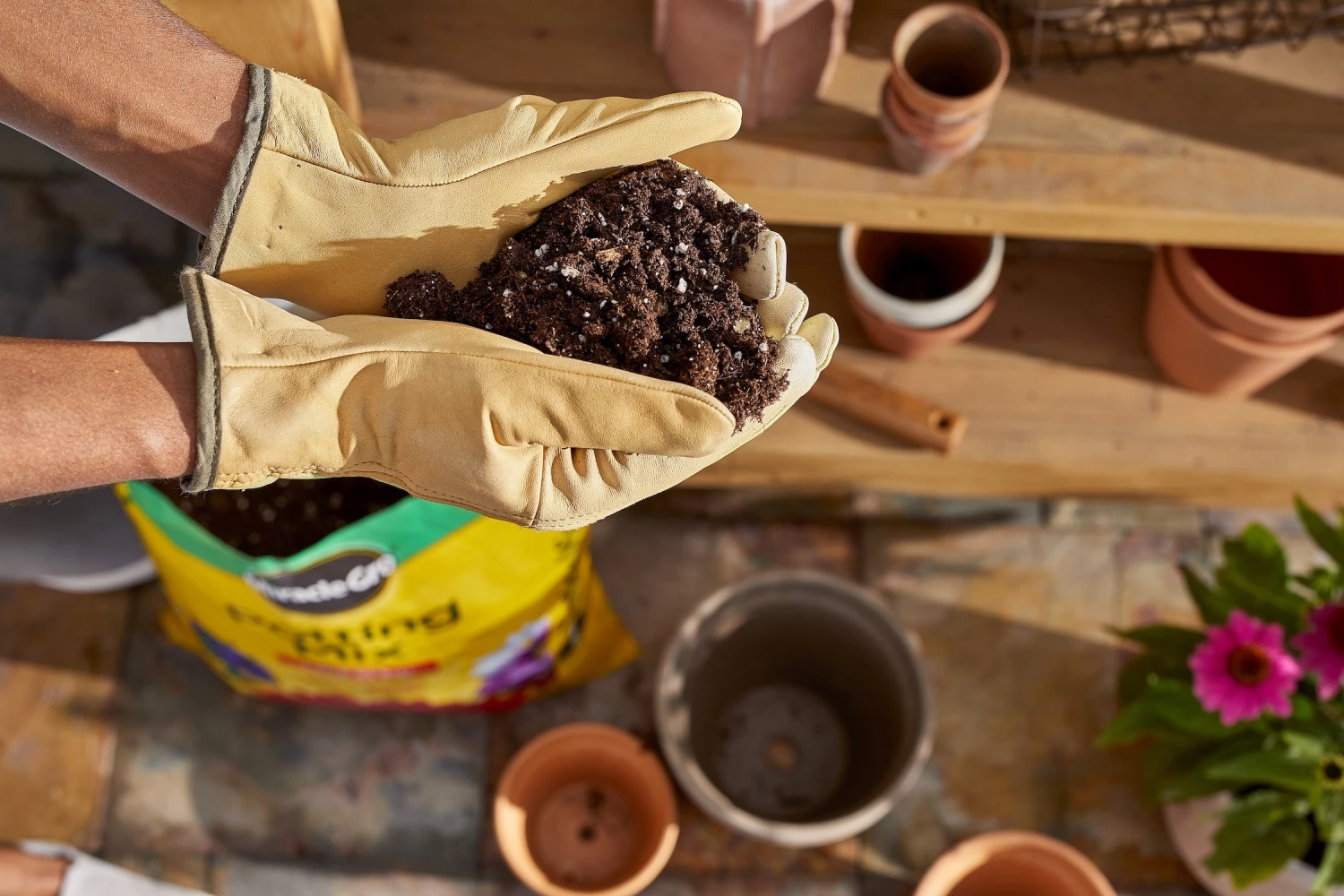 Miracle-Gro Soil & Soil Amendments 16-Quart Potting Soil Mix 3 Miracle-Gro Soil & Soil Amendments 16-Quart Potting Soil Mix - Image 3