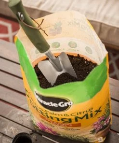 Miracle-Gro Soil & Soil Amendments 8-Quart Potting Soil Mix -Cheap Landscaping Store 05444617