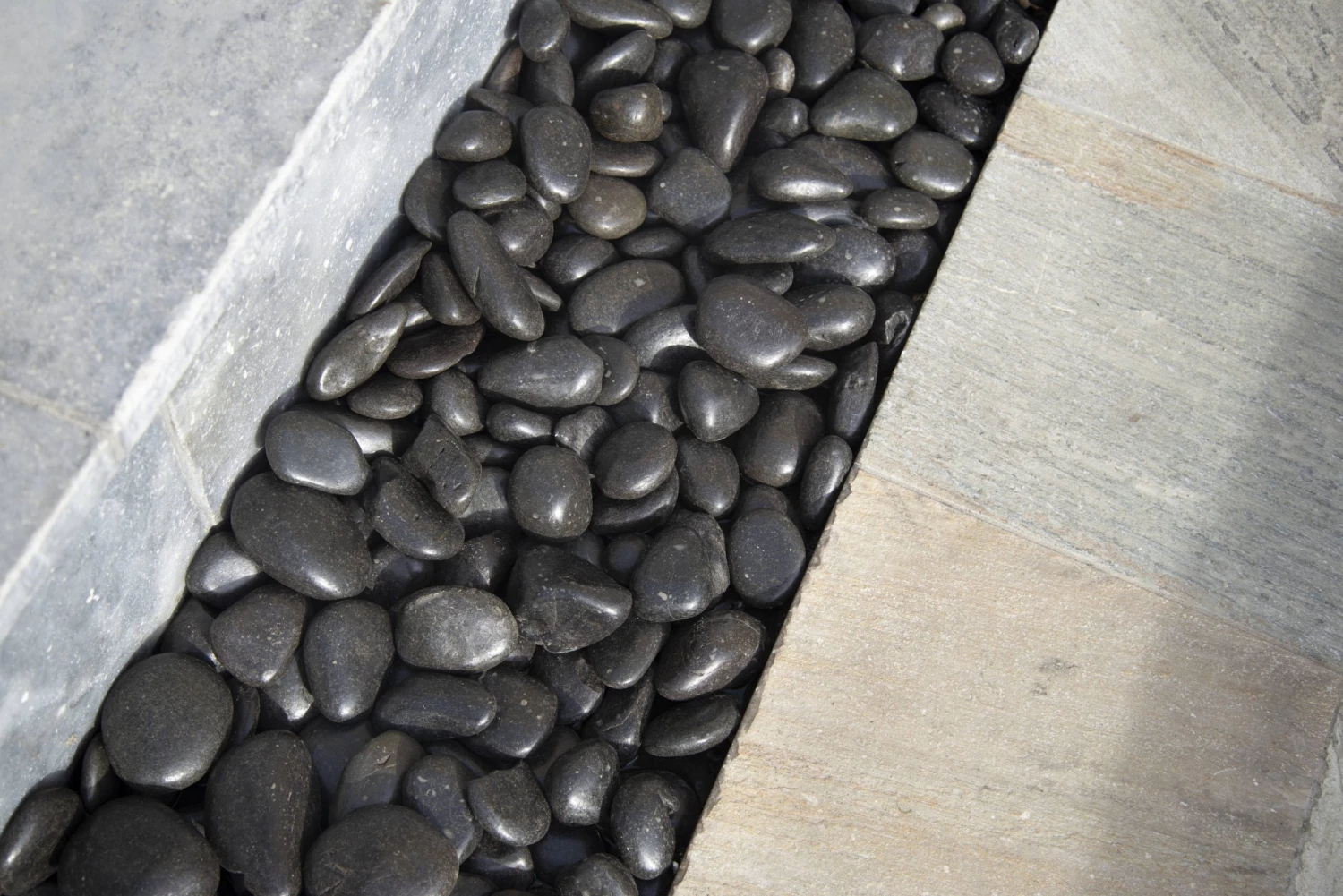 WonderLand Landscaping Rock 0.4-cu ft Black Decorative Rock 3 WonderLand Landscaping Rock 0.4-cu ft Black Decorative Rock - Image 3